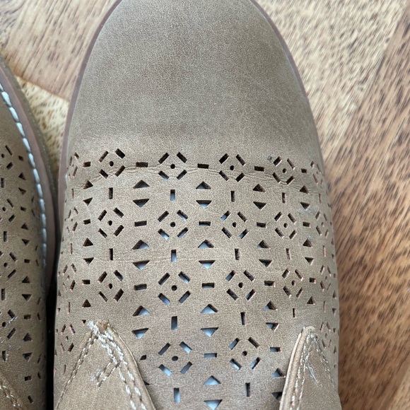 Tommy Hilfiger Bena 2 ankle boots with laser cut out detail - Picture 4 of 4